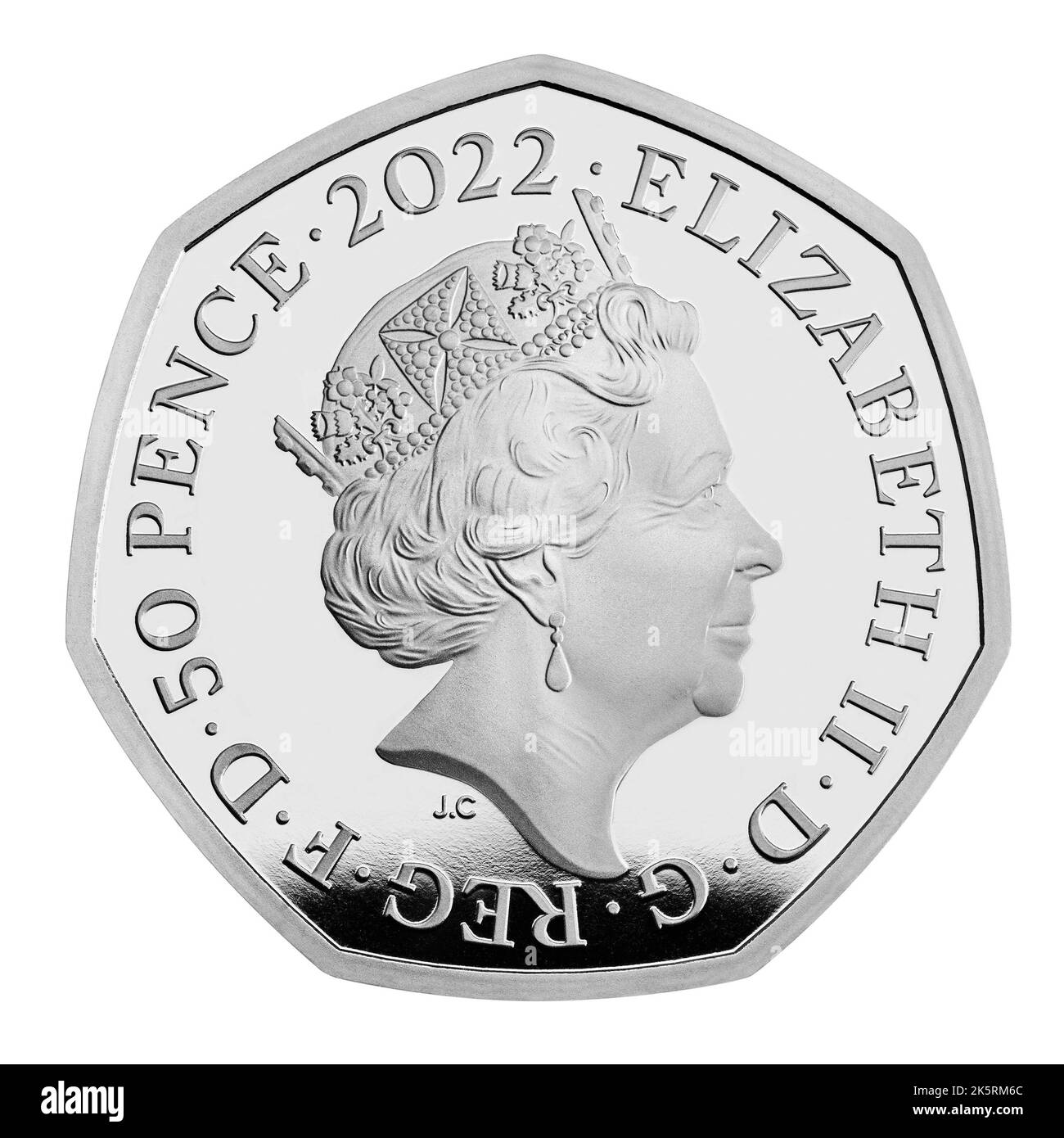 Foto dell'handout non datata dalla zecca reale di un cappotto Silver Proof del 50p che commemora il centenario della BBC, che riporterà un'immagine della regina come parte di un'unità di sostenibilità. Data immagine: Lunedì 10 ottobre 2022. Foto Stock