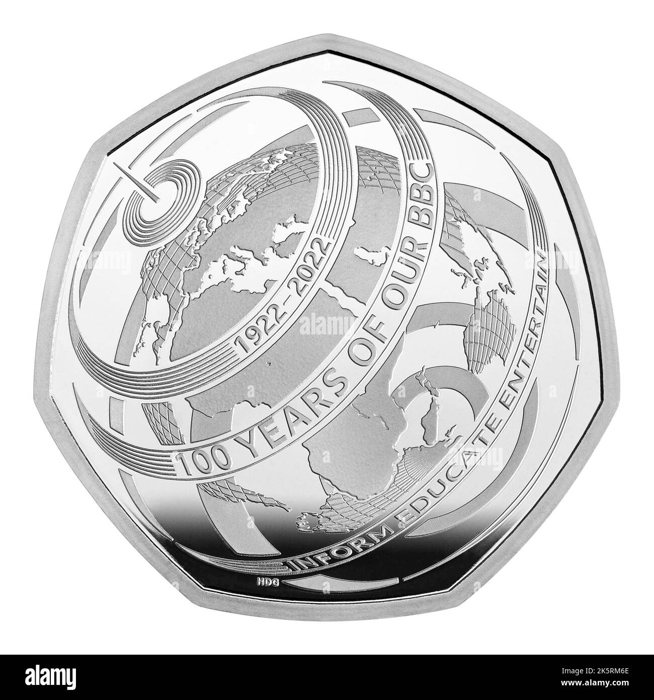 Foto dell'handout non datata dalla zecca reale di un cappotto Silver Proof del 50p che commemora il centenario della BBC, che riporterà un'immagine della regina come parte di un'unità di sostenibilità. Data immagine: Lunedì 10 ottobre 2022. Foto Stock