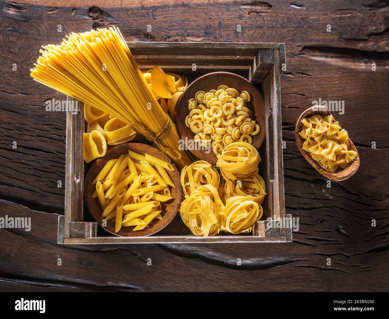 Diversi tipi di pasta nella cassa di legno. Vista dall'alto. Foto Stock