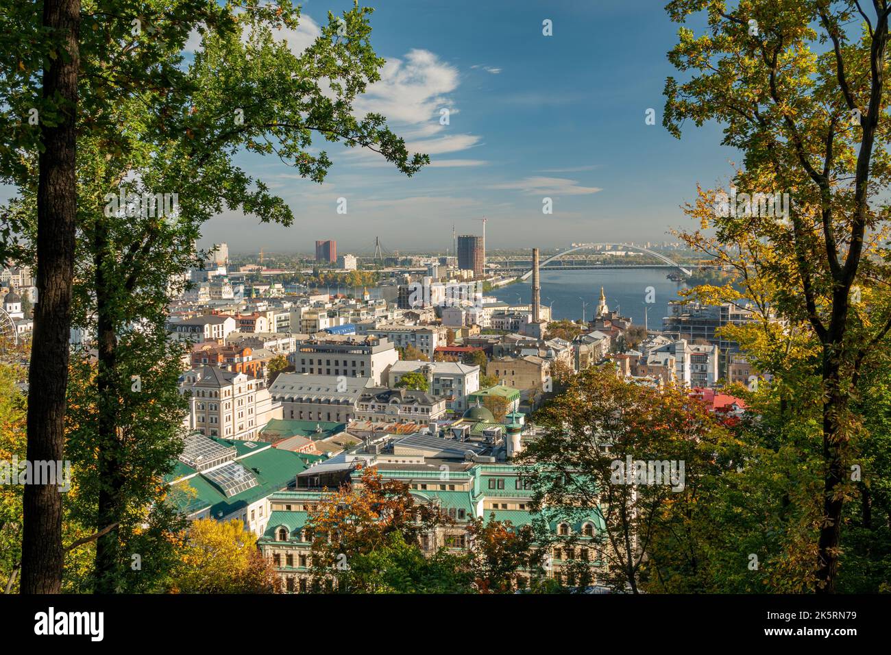Bellissimo panorama della città di Kyiv, Ucraina. Vista sul fiume Dnipro e sul centro storico di Podil. Foto Stock