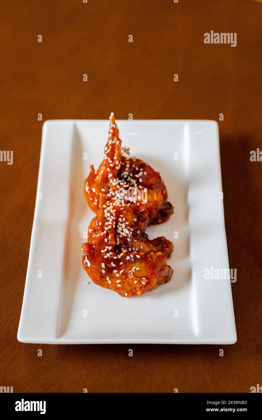 Ali di pollo fritte in stile coreano in un caffè locale a Cebu City, Filippine Foto Stock