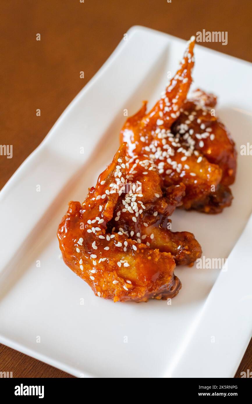 Ali di pollo fritte in stile coreano in un caffè locale a Cebu City, Filippine Foto Stock