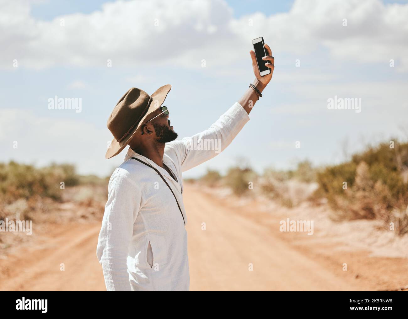 Influencer di viaggi, live streaming uomo o telefono per la revisione dei social media del Parco Nazionale in Sud Africa per il creatore di contenuti vlog. Vlogger, blogger o. Foto Stock