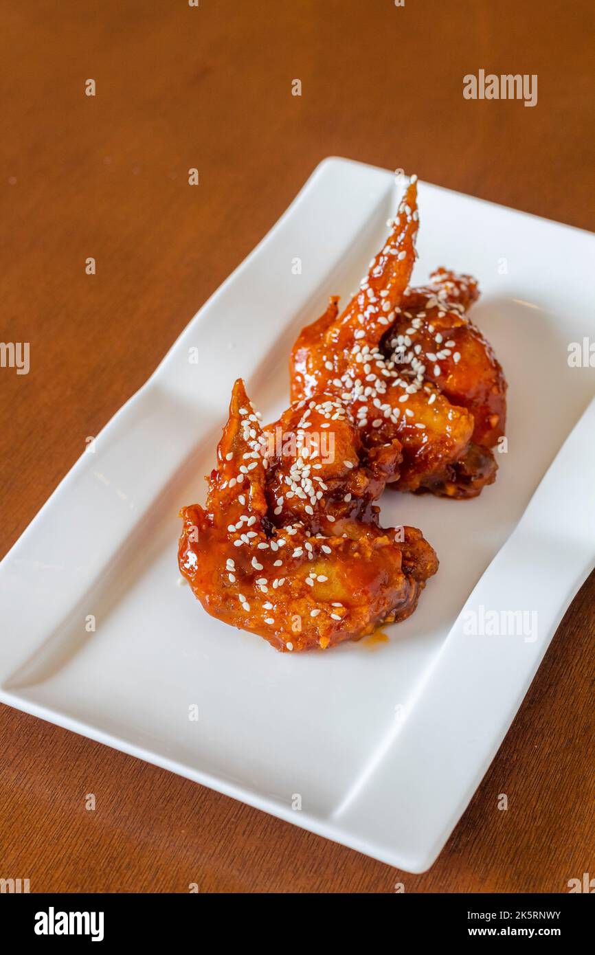 Ali di pollo fritte in stile coreano in un caffè locale a Cebu City, Filippine Foto Stock