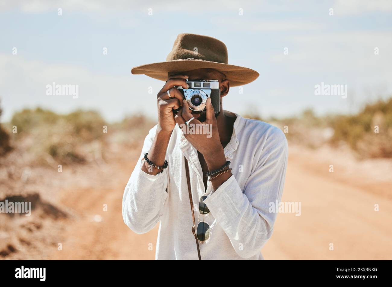 Viaggiare, fotografo e uomo in un deserto in Australia, fotografando la natura, la bellezza e la terra. Campagna, fotografia e uomo nero su Foto Stock