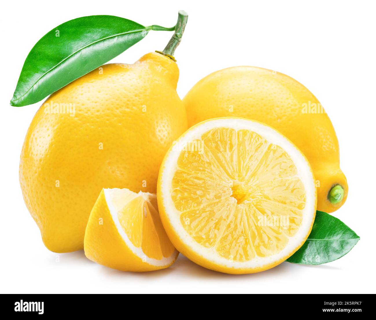 Frutti di limone maturi con fettine di limone e foglie isolate su fondo bianco. Foto Stock