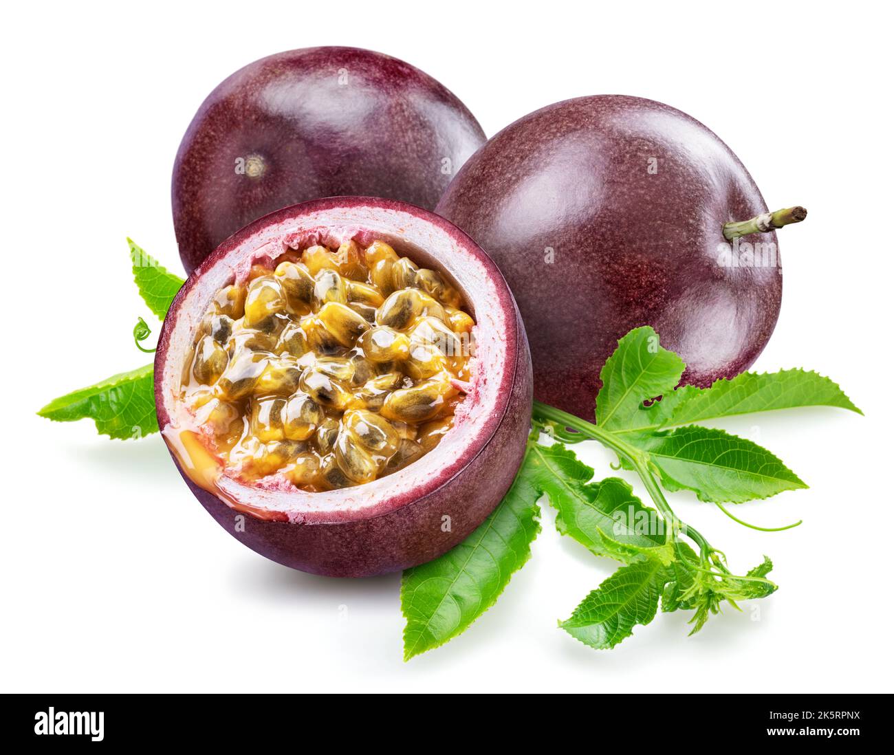 Frutti di passione viola scuro o maracuja con foglie verdi su sfondo bianco. Foto Stock