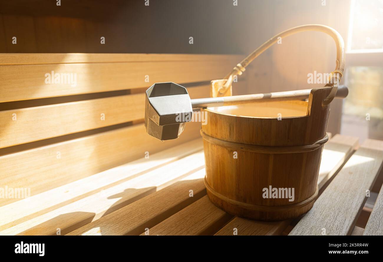 Secchio per la pioggia su un secchio d'acqua per versare l'acqua su pietre calde nella sauna finlandese, nella spa e nel bagno a temperatura calda. Accessori per sauna in sauna Foto Stock