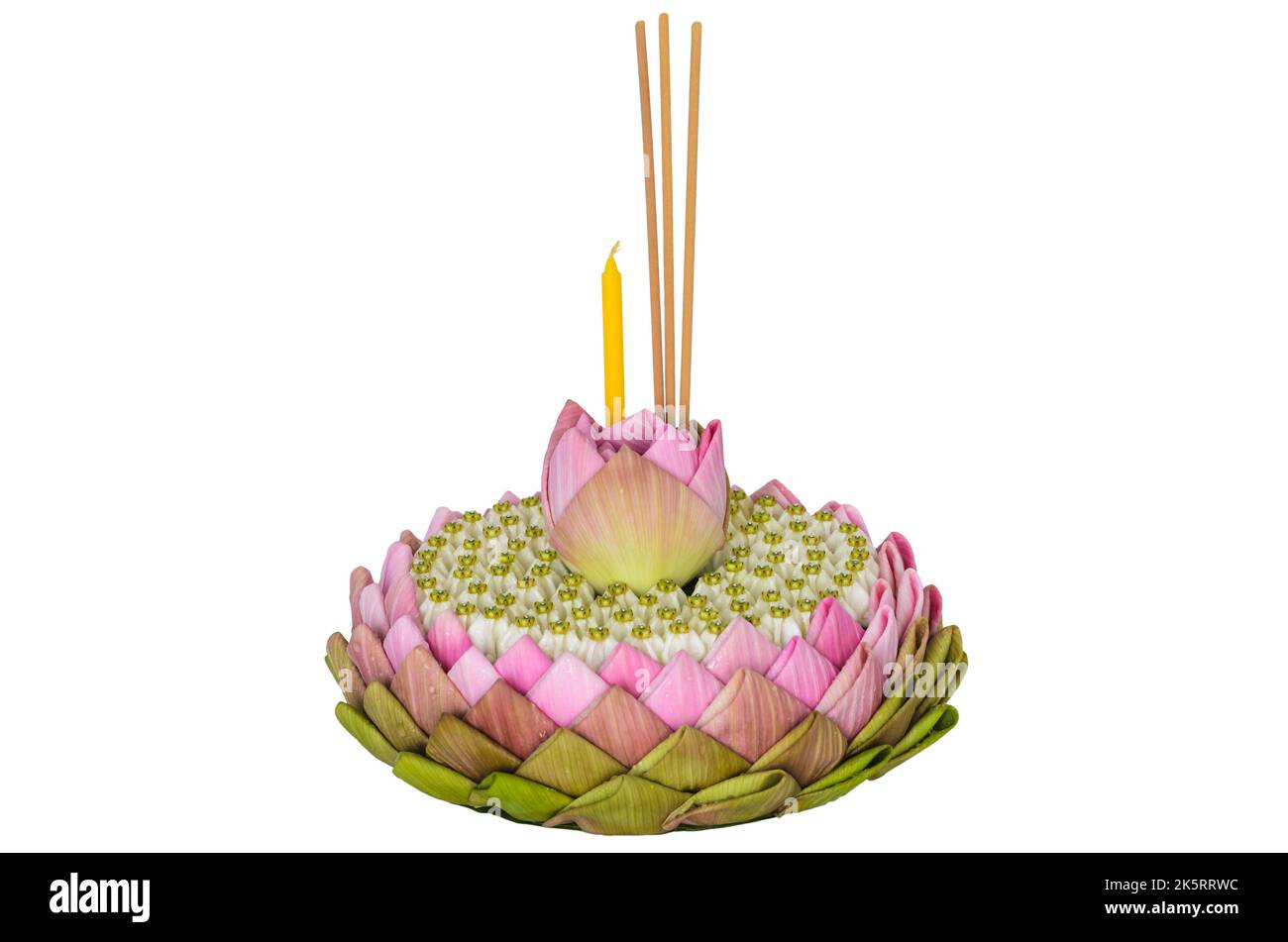 Rosa krathong petalo di loto che hanno 3 bastoni incenso e candela decora con loto e fiore corona per la Thailandia luna piena o festival Loy Krathong Foto Stock