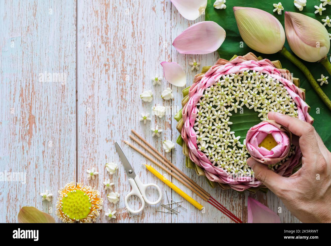 Rosa krathong petalo di loto per la Thailandia Loy Krathong festival decora partire da loto, fiore corona, incenso bastone e candela con sfocato fuoco della mano h Foto Stock