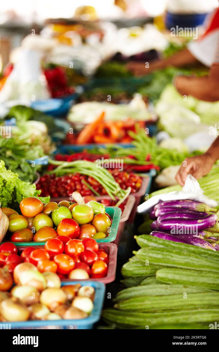 Una raffica di colore e freschezza. Una gamma colorata di verdure in un mercato di prodotti alimentari freschi - la Thailandia. Foto Stock Una raffica di colore e freschezza. Una gamma colorata di verdure in un mercato di prodotti alimentari freschi - la Thailandia. Foto Stock