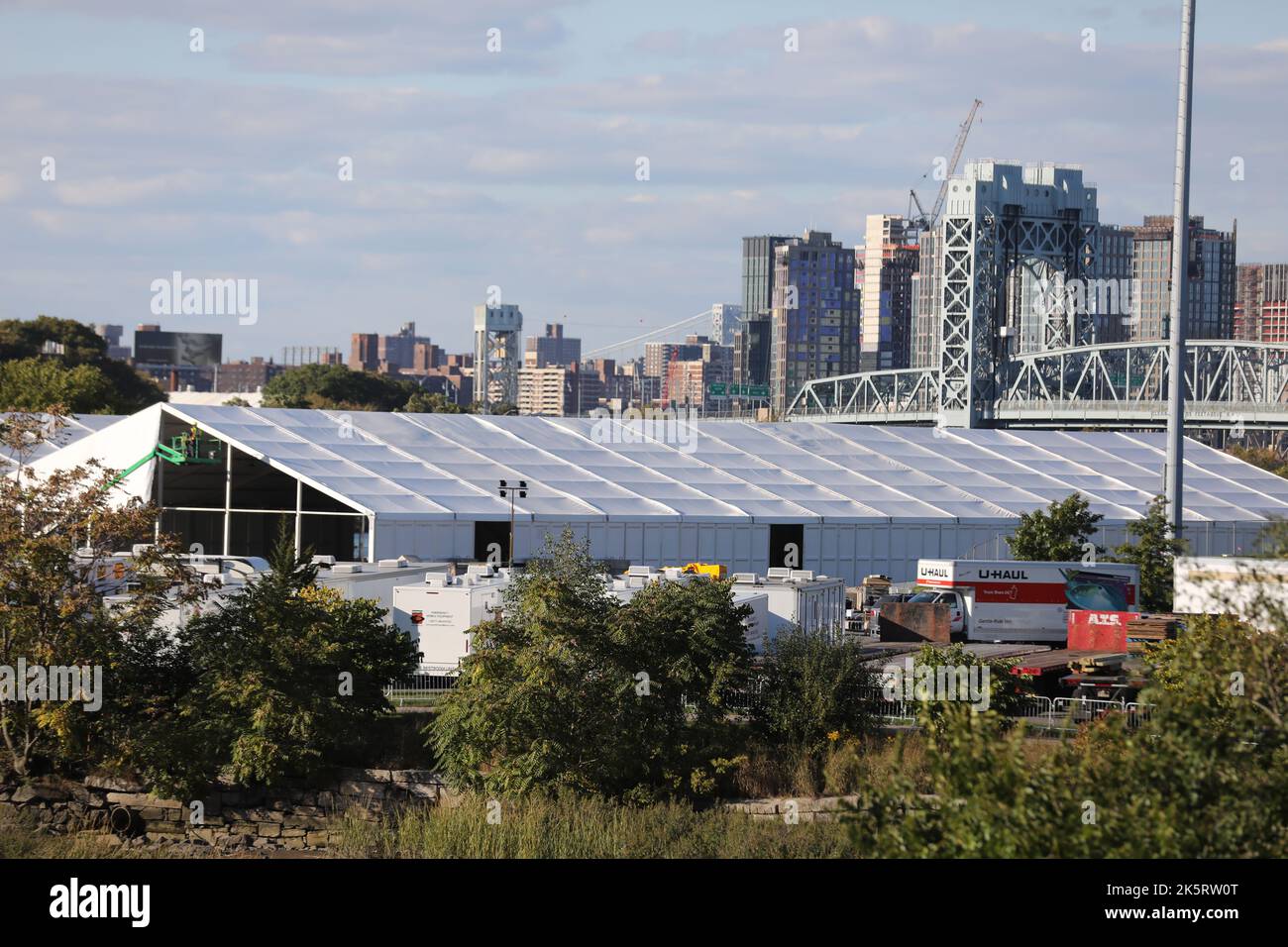 (221010) -- NEW YORK, 10 ottobre 2022 (Xinhua) -- la foto mostra il sito di costruzione di un centro umanitario di soccorso e di emergenza per i richiedenti asilo a Randall's Island a New York, Stati Uniti, 9 ottobre 2022. Il sindaco di New York Eric Adams ha dichiarato lo stato di emergenza venerdì in risposta a un afflusso record di richiedenti asilo in città, per lo più dal confine meridionale degli Stati Uniti. Venerdì è stato emesso un ordine esecutivo per dirigere formalmente tutte le agenzie competenti della città a coordinare i loro sforzi per rispondere alla crisi umanitaria del richiedente asilo e c Foto Stock