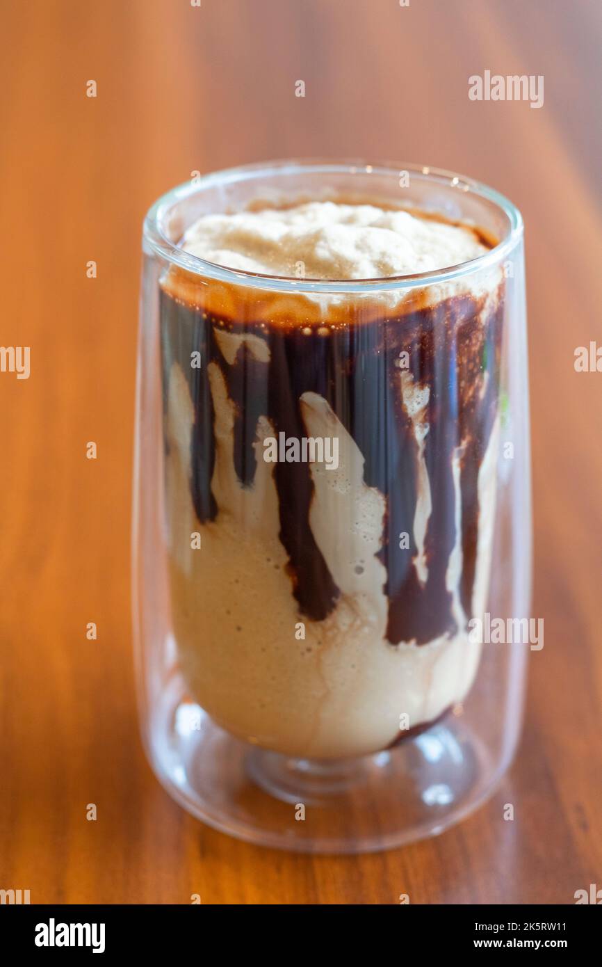 Una bevanda a base di caffe' ghiacciato in un caffe' locale a Cebu City, Filippine Foto Stock