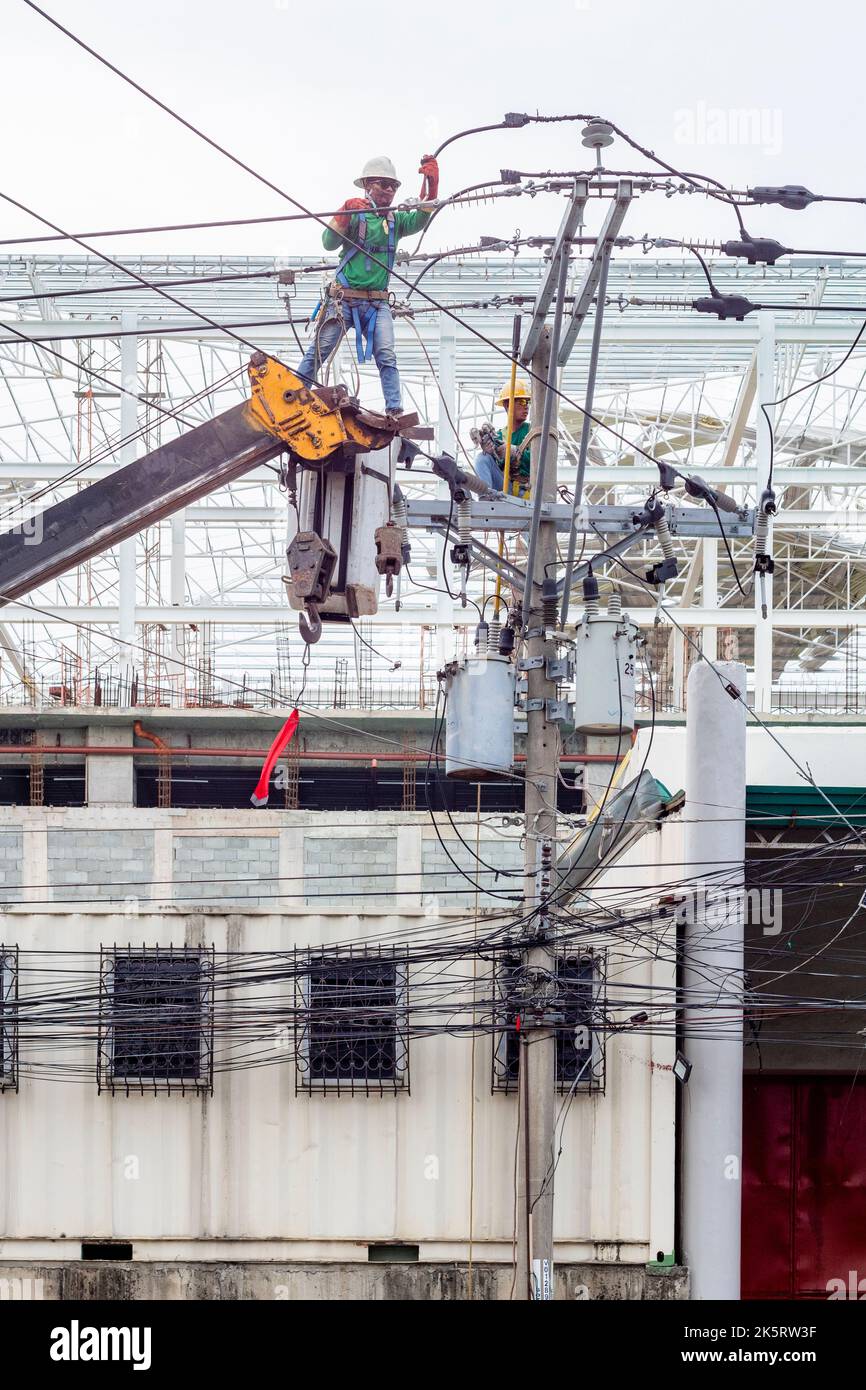 Linemen di una società elettrica che ripristina il potere dopo Typhoon Odette a Cebu City, Filippine Foto Stock