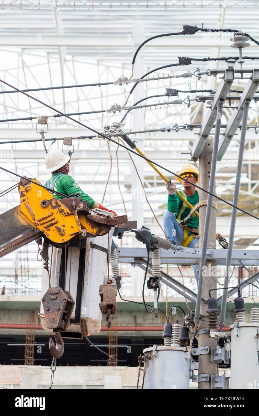 Linemen di una società elettrica che ripristina il potere dopo Typhoon Odette a Cebu City, Filippine Foto Stock