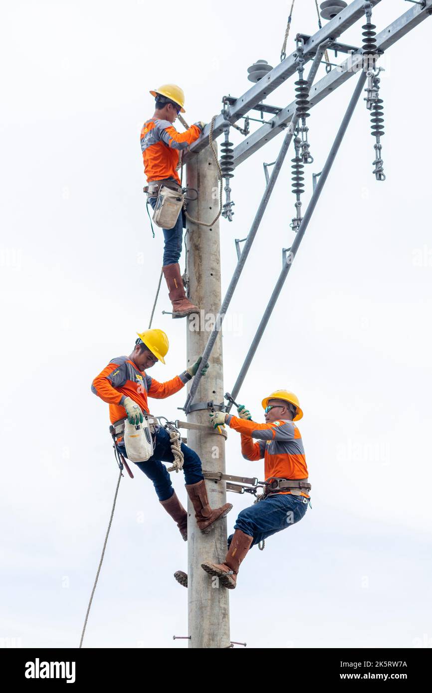 Linemen di una società elettrica che ripristina il potere dopo Typhoon Odette a Cebu City, Filippine Foto Stock