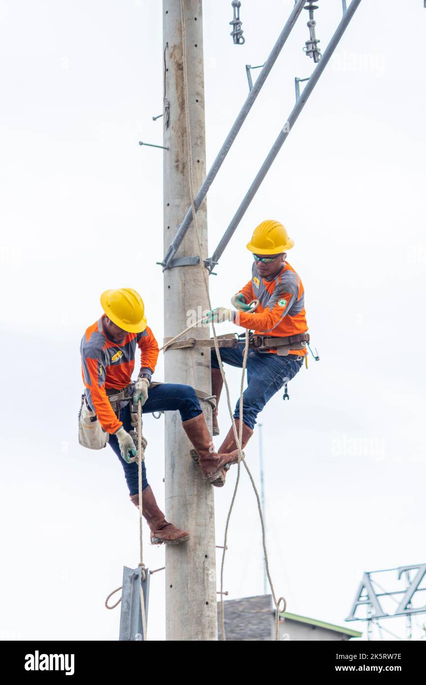 Linemen di una società elettrica che ripristina il potere dopo Typhoon Odette a Cebu City, Filippine Foto Stock