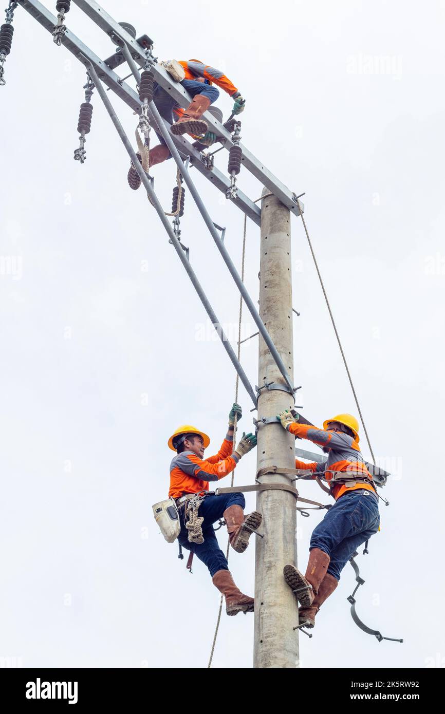 Linemen di una società elettrica che ripristina il potere dopo Typhoon Odette a Cebu City, Filippine Foto Stock