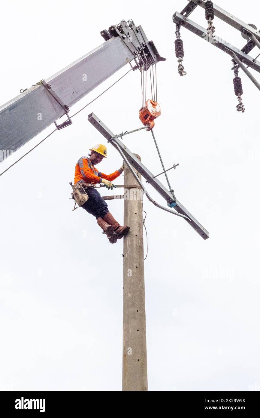 Un uomo di linea da una società di potere che ripristina il potere dopo Typhoon Odette a Cebu City, Filippine Foto Stock