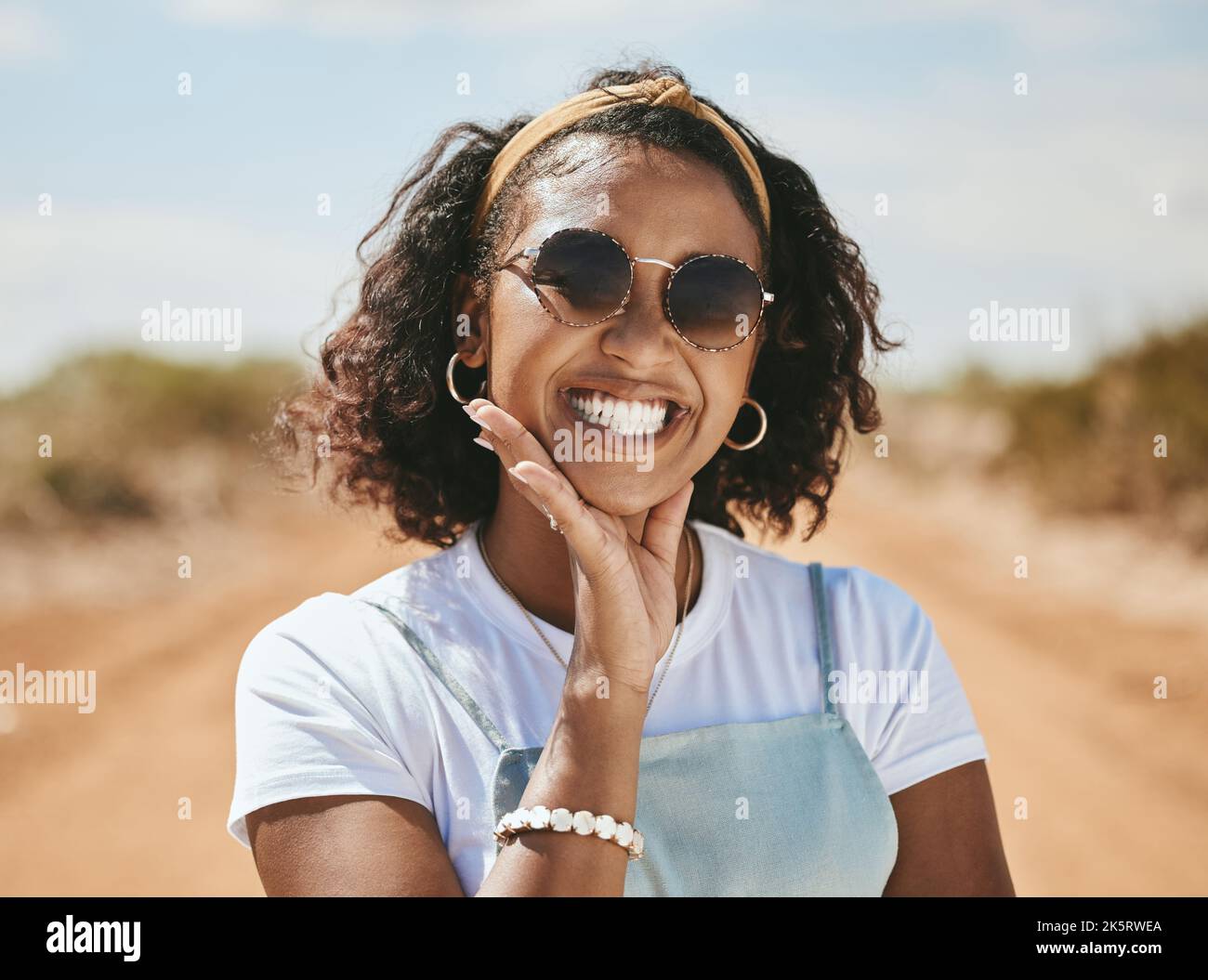 Felice, sorriso e donna nera in un viaggio di viaggio vacanza in strada al sole d'estate in natura. Ritratto di una persona del Texas faccia con felicità e. Foto Stock