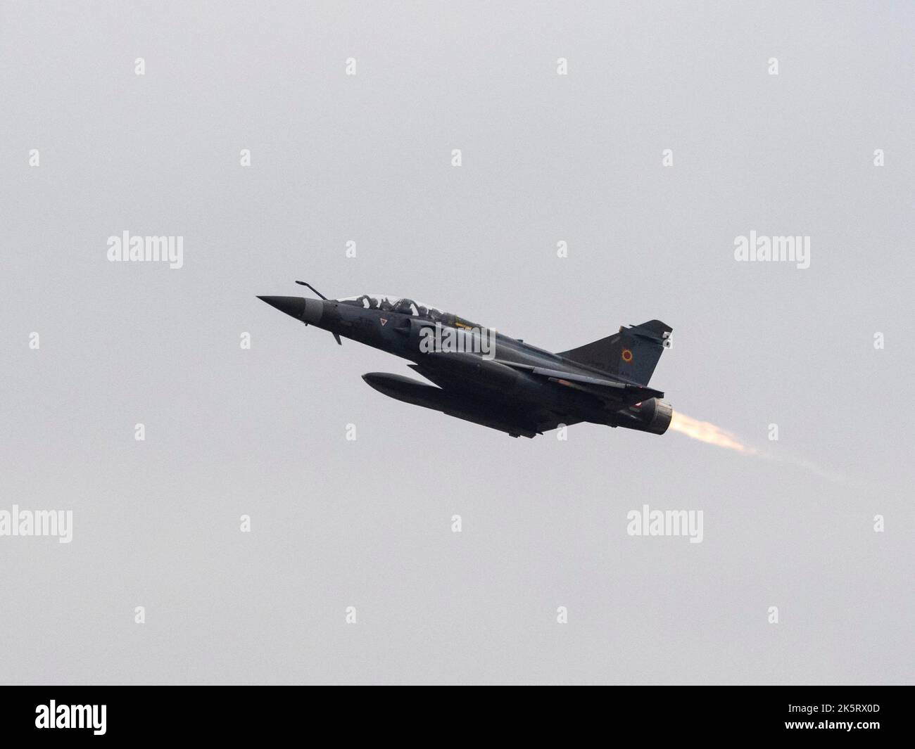 Un jet fighter di Dassault Mirage 2000 durante un allenamento dell'aeronautica francese nel quadro di VOLFA 2022 nella base militare di Mont-de-Marsan il 6 ottobre 2022. Un esercizio di addestramento, condotto dal 26 settembre al 14 ottobre 2022 dal BA 118 di Mont-de-Marsan VOLFA, consente la preparazione di operazioni ad alta intensità dell'Aeronautica militare e dello spazio in collaborazione con 7 nazioni alleate (americane, canadesi, Emirati, spagnole, greche, Italiano e Portoghese) che partecipano allo scenario. Foto di Herve Lequeux/ABACAPRESS.COM Foto Stock