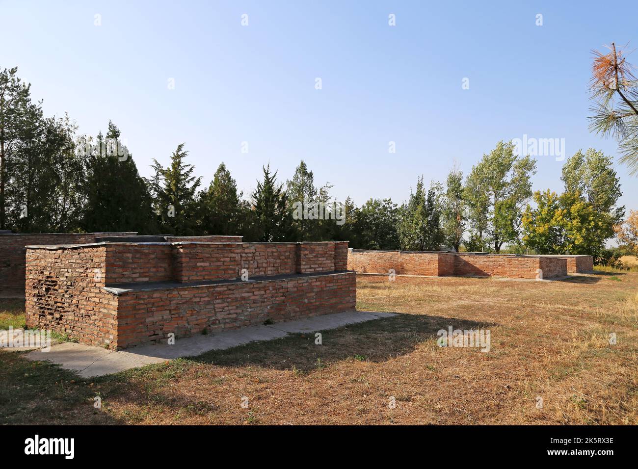 Resti dei mausolei Khanate di Karakhanid, sito della torre di Burana, valle di Chui, regione di Chui, Kirghizistan, Asia centrale Foto Stock