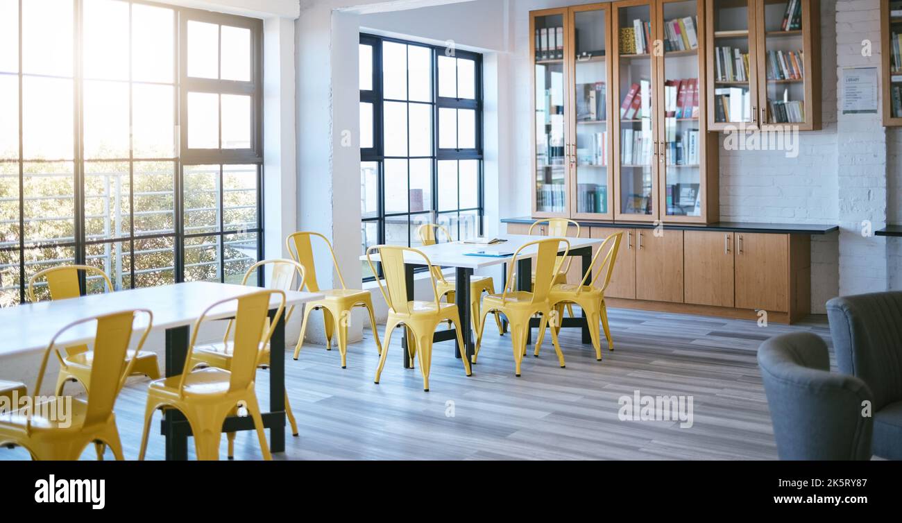 Interno per l'istruzione, la biblioteca e lo spazio di apprendimento per l'università o l'università tavolo da lavoro da finestra con lente svasata. Architettura, arredamento e studio Foto Stock