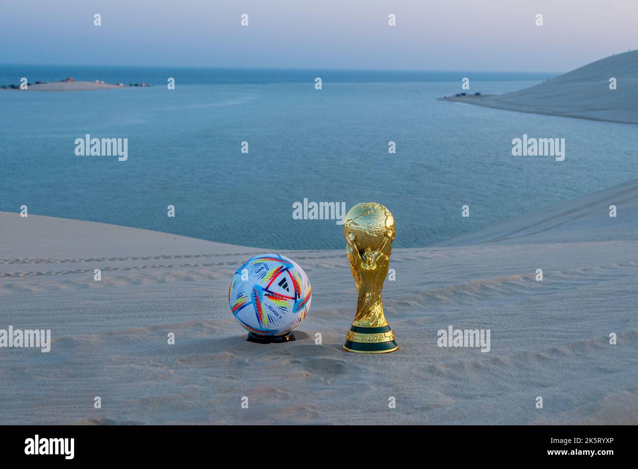 FIFA Football Worldcup Trophy Replica e Adidas Official FIFA Worldcup Qatar 2022 Match Ball al Rihla Foto Stock