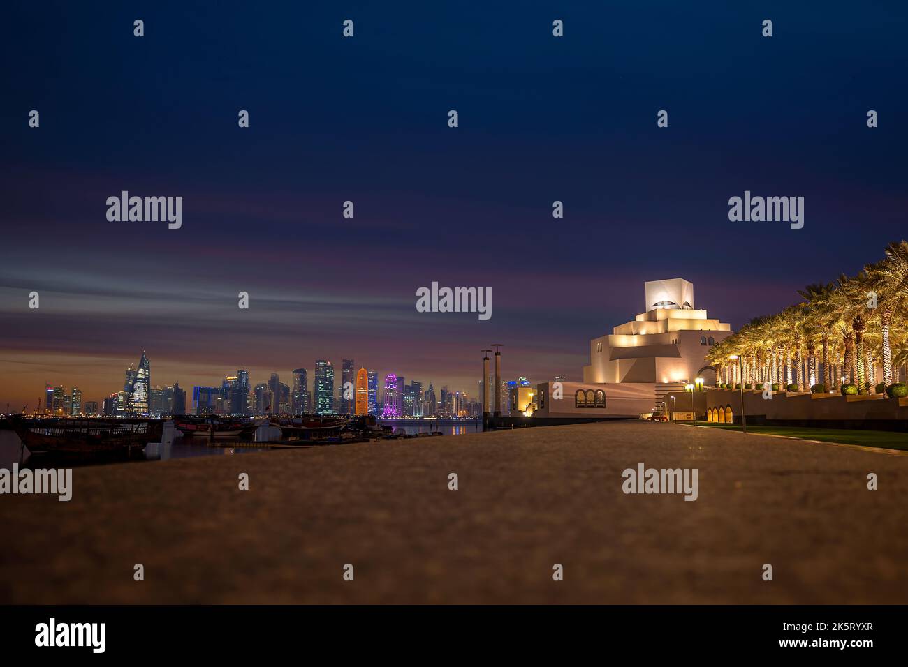 Museo di arte islamica e skyline della moderna Doha Foto Stock