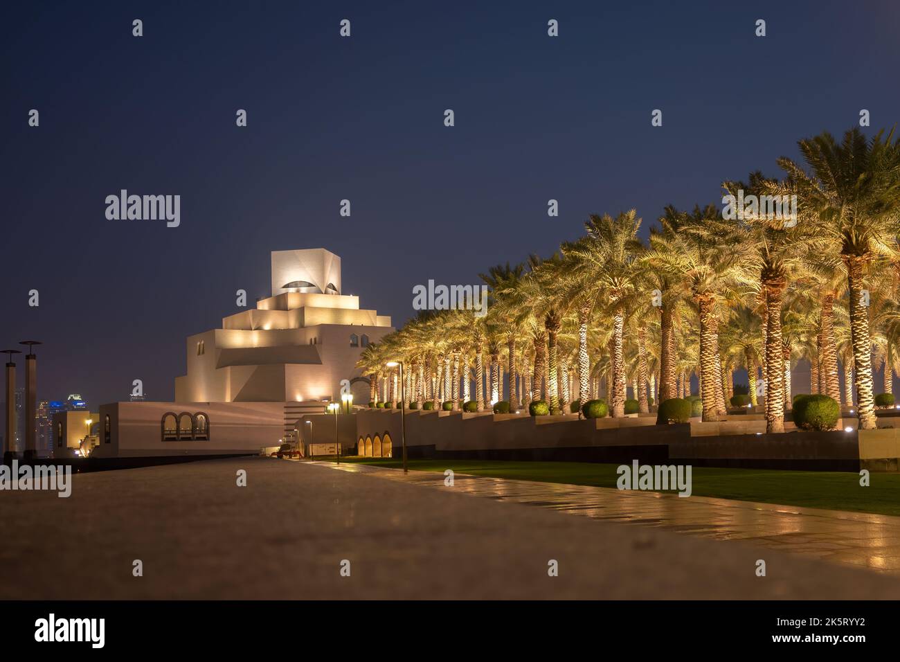 Museo di arte islamica e skyline della moderna Doha Foto Stock