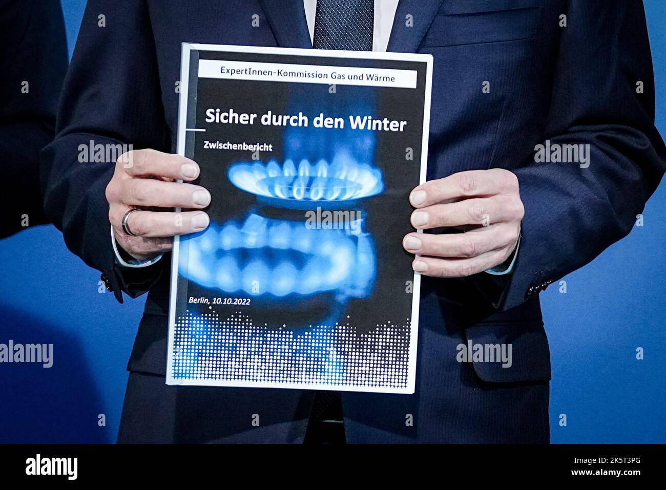 10 ottobre 2022, Berlino: Il Cancelliere OLAF Scholz (DOCUP) accetta la relazione su proposta della Commissione indipendente per il gas naturale. La coalizione dei semafori di SPD, Verdi e FDP ha annunciato un "ombrello di difesa” per sostenere consumatori e imprese a causa dell'aumento dei prezzi dell'energia. Un freno al prezzo del gas deve essere utilizzato per ridurre i prezzi per almeno una parte del consumo in modo che le famiglie private e le imprese non siano sovraccaricate. Una commissione di esperti istituita dal governo tedesco deve presentare raccomandazioni per la progettazione del freno di prezzo. Foto: Kay Nietfeld/dpa Foto Stock