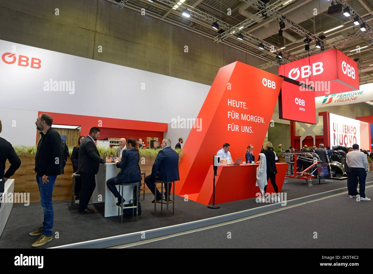 Lo stand OBB Austrian Railways alla fiera internazionale Innotrans di Berlino, settembre 2022 Foto Stock