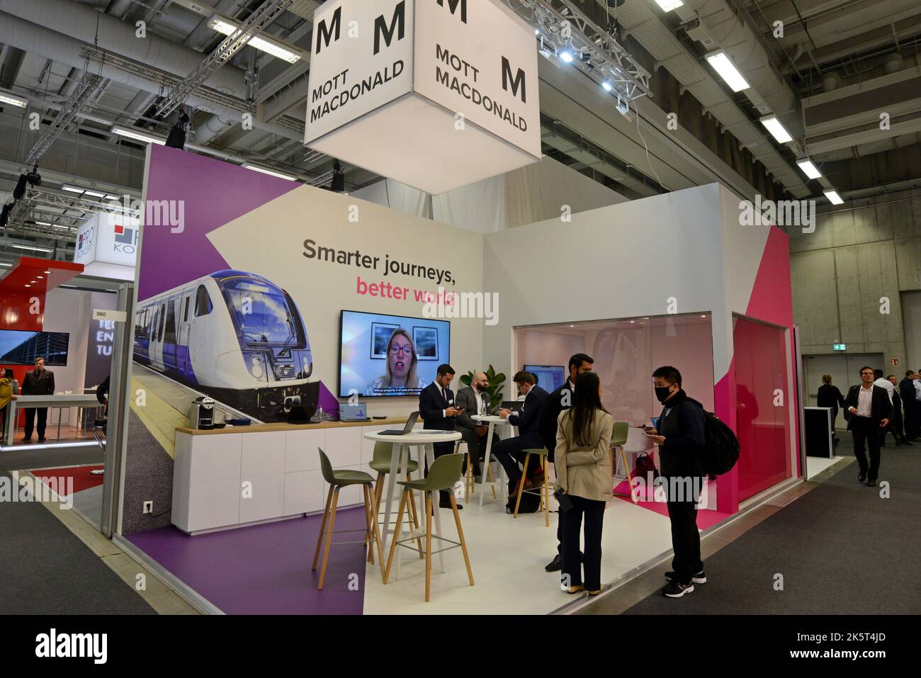 Lo stand commerciale Mott Macdonald a Innotrans, fiera internazionale dei trasporti, Berlino, settembre 2022 Foto Stock