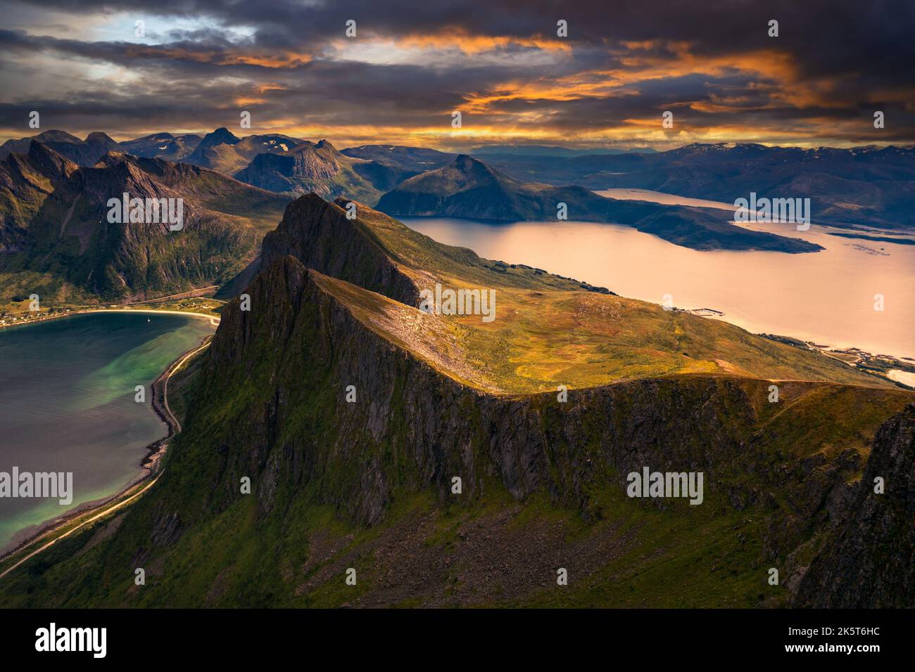 Tramonto sul monte Husfjellet sull'isola di Senja, nel nord della Norvegia Foto Stock