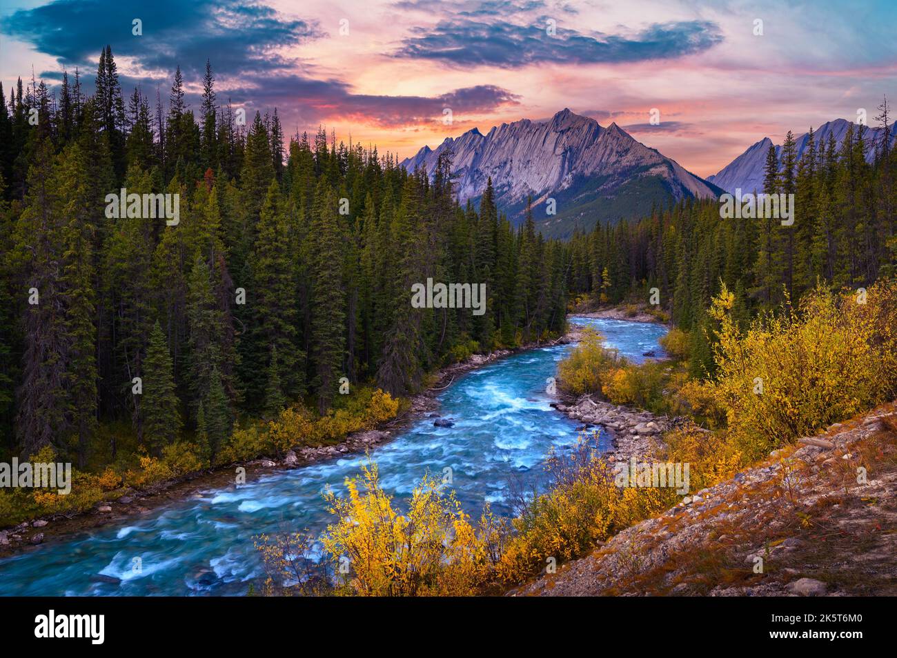 Tramonto sopra Evelyn Creek e Colin Range nel Jasper National Park, Canada Foto Stock