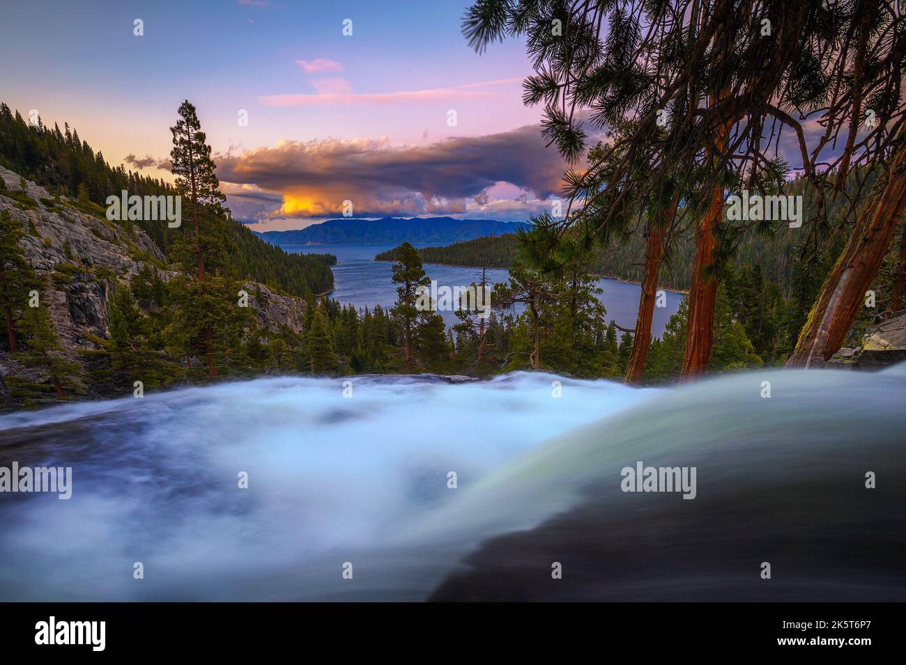 Tramonto sopra Lower Eagle Falls e Emerald Bay, Lake Tahoe, California Foto Stock