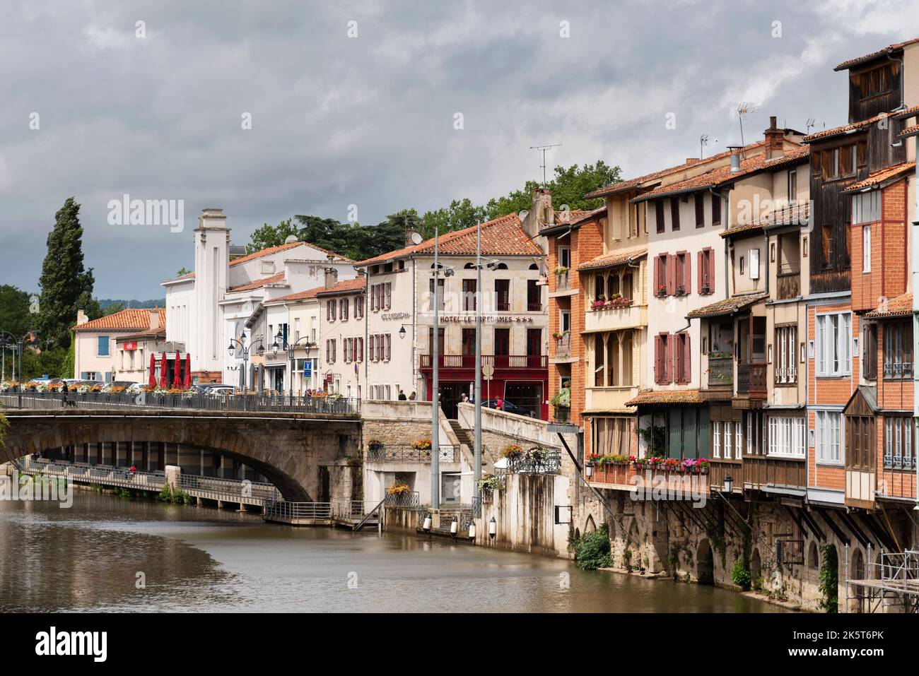 Case sul fiume Agout. Castres. Dipartimento Tarn. Occitanie. Francia Foto Stock