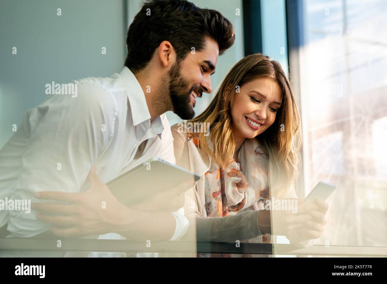 Giovani che lavorano, studiano insieme ai dispositivi digitali. Concetto di tecnologia per l'educazione aziendale Foto Stock