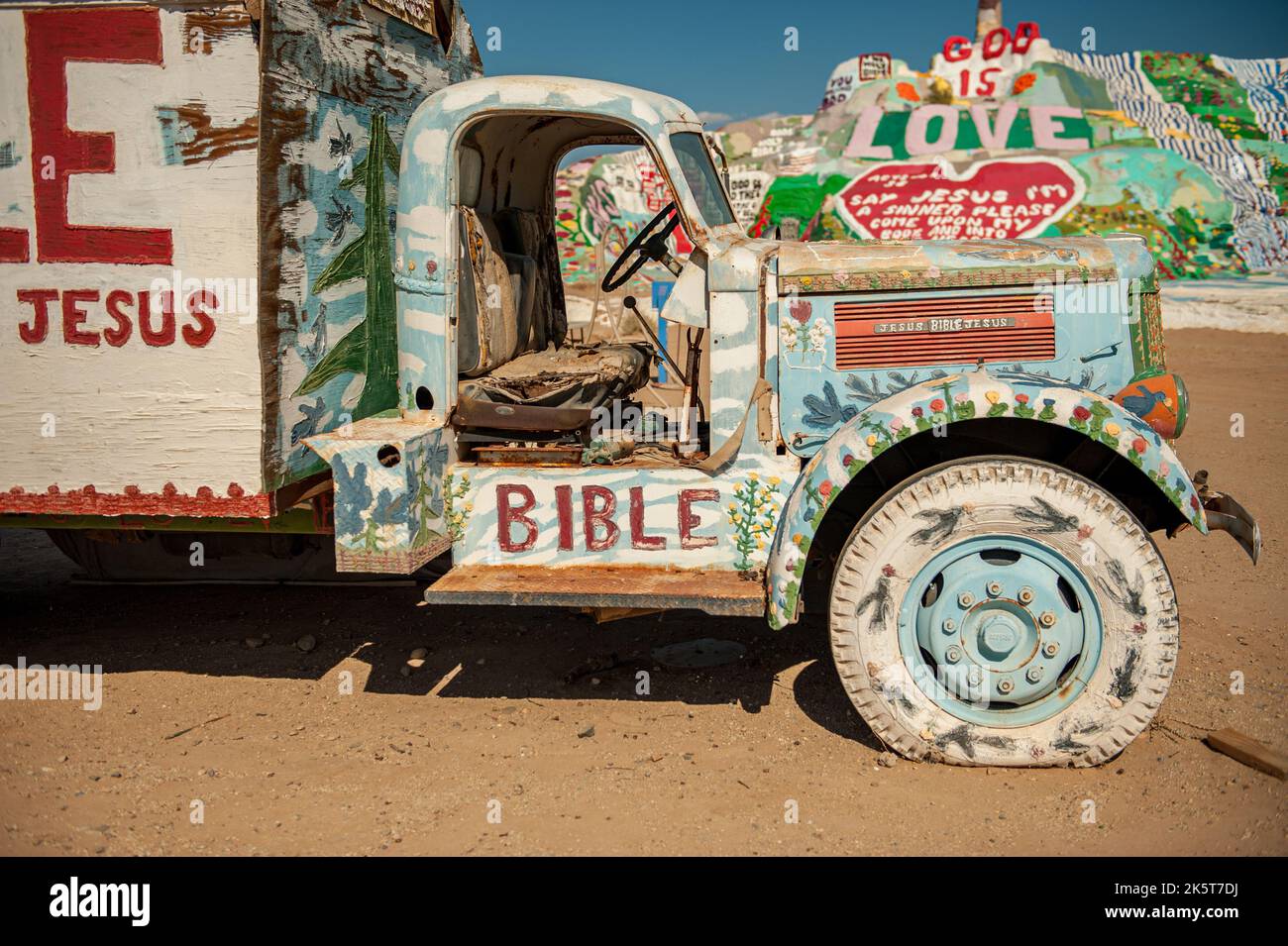 La montagna di salvezza è un ambiente visionario della collina vicino a Slab City nel deserto della California della contea imperiale creato da Leonard Knight Foto Stock