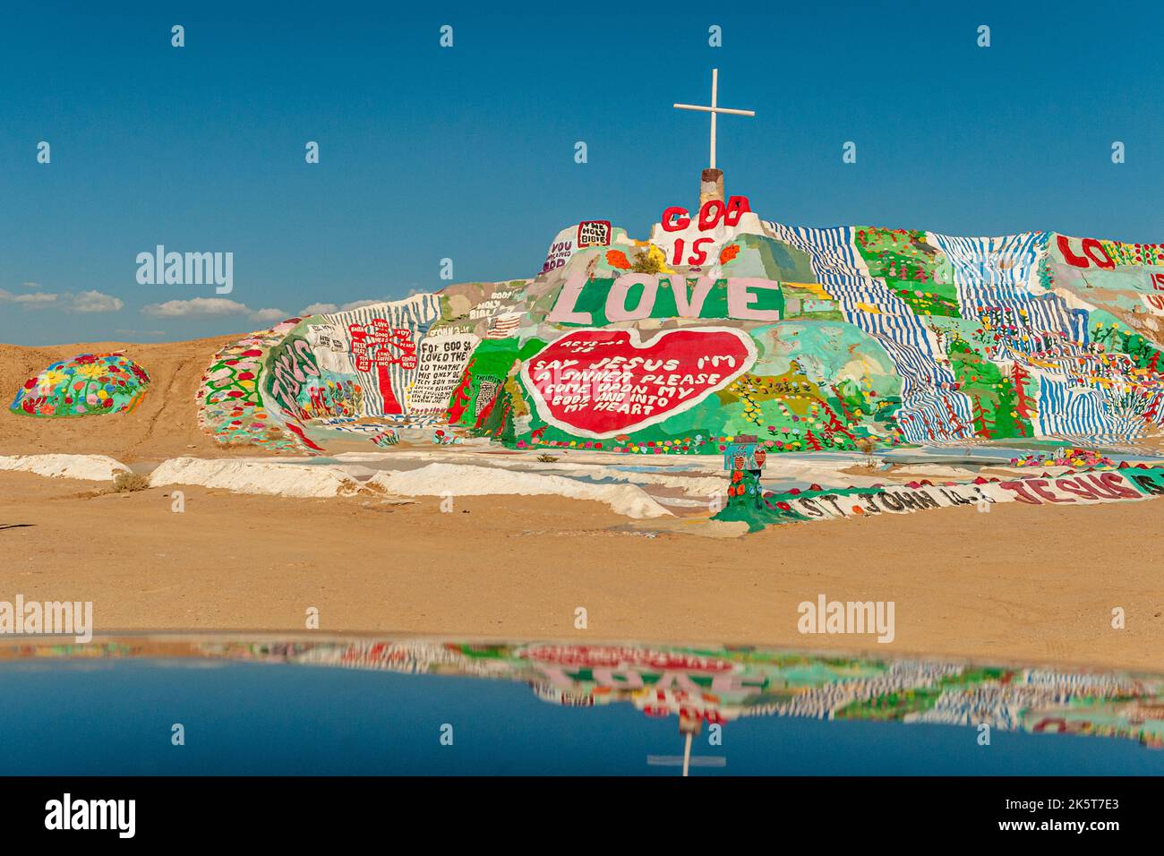 La montagna di salvezza è un ambiente visionario della collina vicino a Slab City nel deserto della California della contea imperiale creato da Leonard Knight Foto Stock