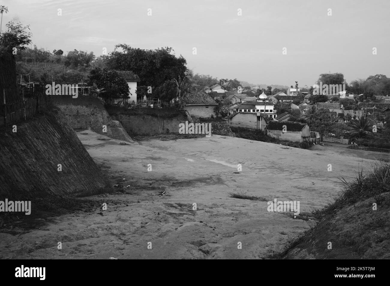 Terreno di costruzione, foto monocromatica di terreno di costruzione per nuovi edifici nella zona di Cikancung - Indonesia Foto Stock