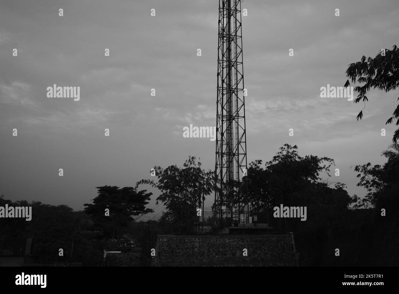 Antenna di segnale, foto monocromatica della torre di segnale costruita su terreni vuoti nella zona di Cikancung - Indonesia Foto Stock