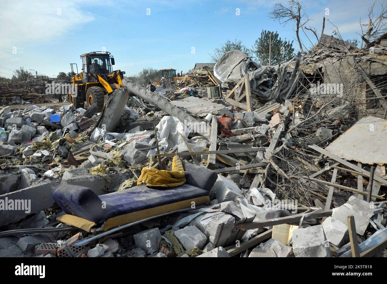 Non esclusiva: ZAPORIZHZHZHIA, UCRAINA - 09 OTTOBRE 2022 - Un veicolo specializzato è visto durante l'eliminazione delle conseguenze di un attacco razzo da t Foto Stock