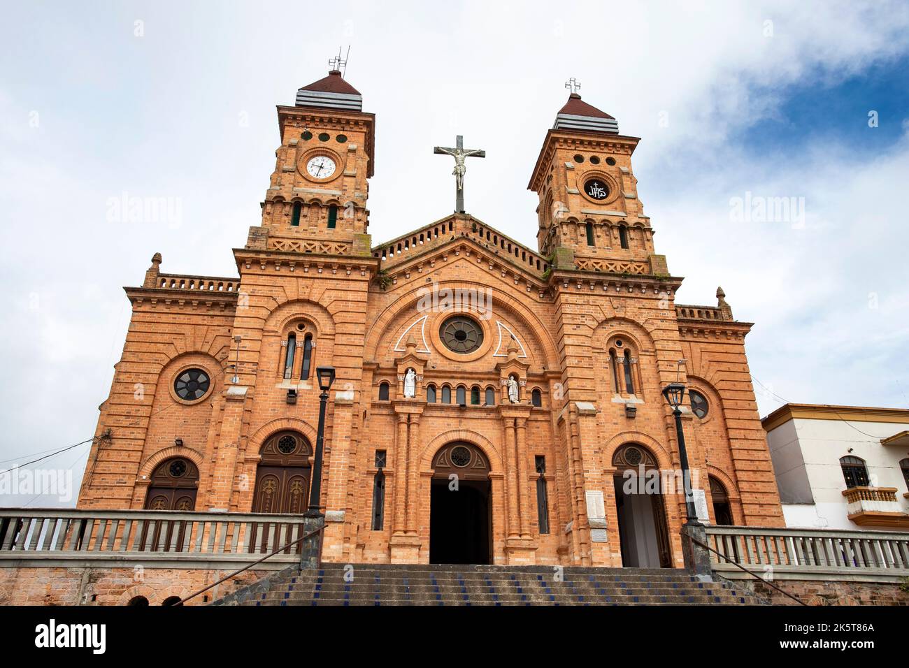Yolombo, Antioquia - Colombia. Luglio 24, 2022. Iglesia de San Lorenzo è un tempio religioso di culto cattolico situato nella zona urbana dei munici Foto Stock