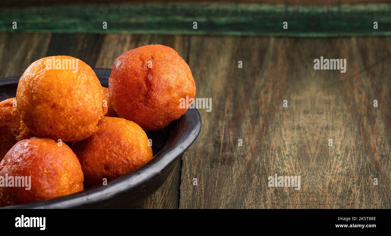 buñuelos Santuaria - deliziosa tradizione colombiana. Pane fritto al formaggio. Foto Stock