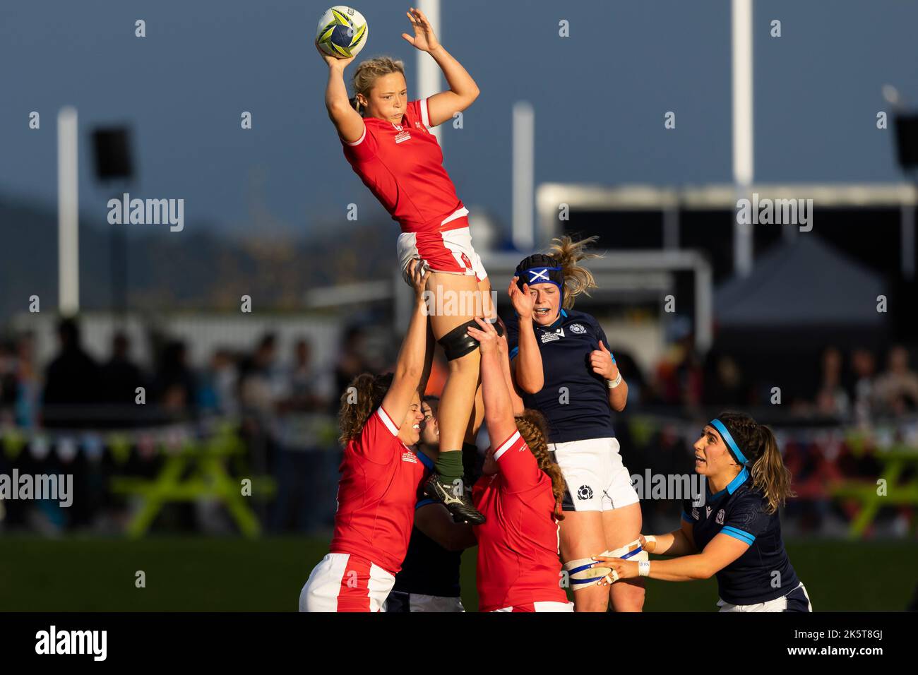 Gli Alisha Butchers del Galles si aggiudica la palla durante l'incontro di gruppo della Coppa del mondo di rugby femminile al Semenoff Stadium, Whangarei. Data immagine: Domenica 9 ottobre 2022. Foto Stock