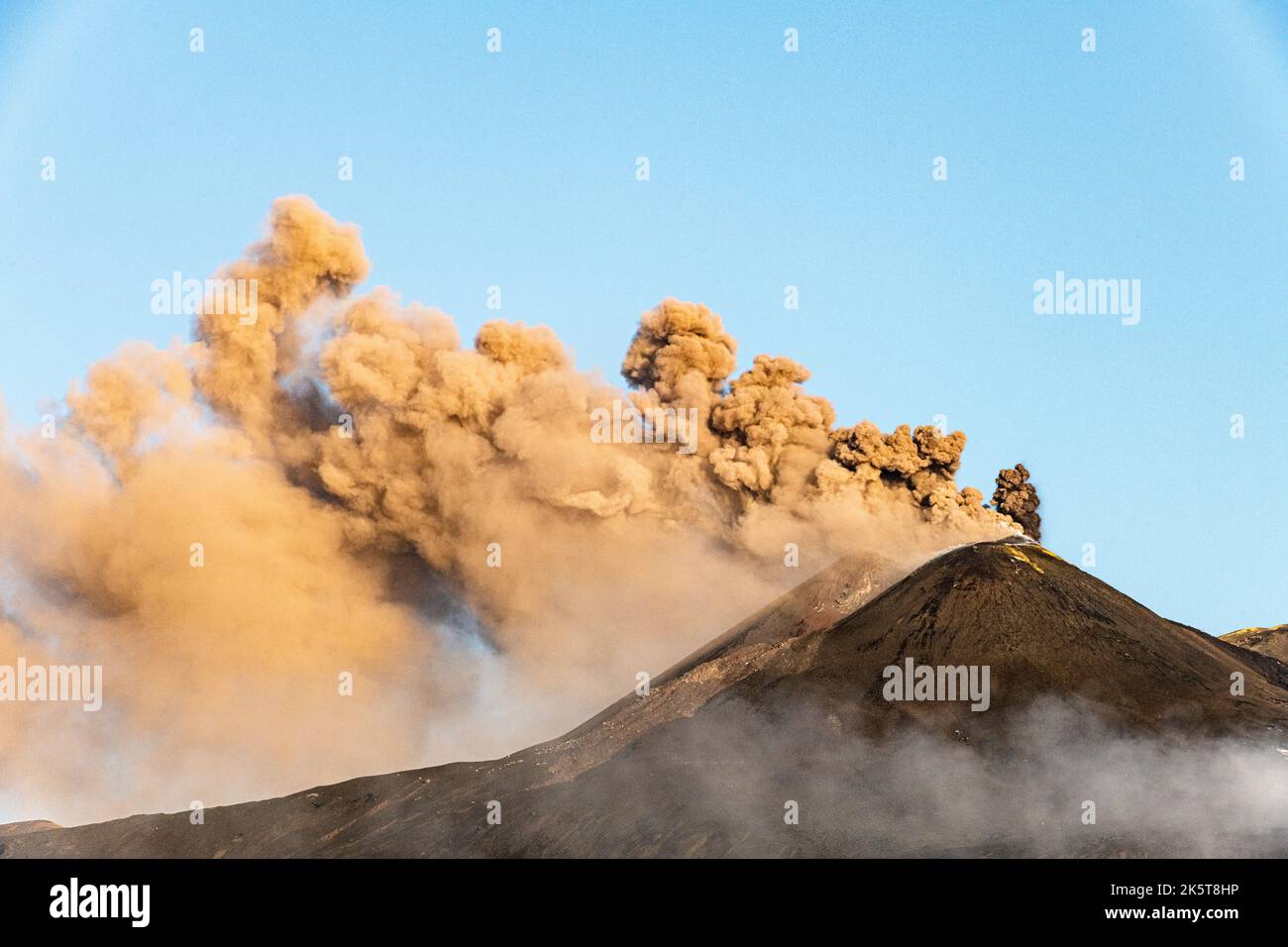 Enormi nuvole di cenere vulcanica che si riversano dal cratere sud-orientale dell'Etna, Sicilia. Le nubi di cenere spesso causano la chiusura del vicino aeroporto di Catania Foto Stock