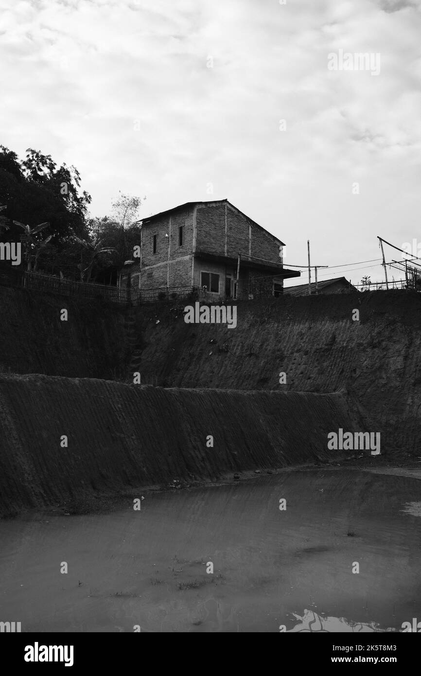 Gradini a terra, foto monocromatica dei gradini a terra sul terreno di costruzione nella zona di Cikancung - Indonesia Foto Stock