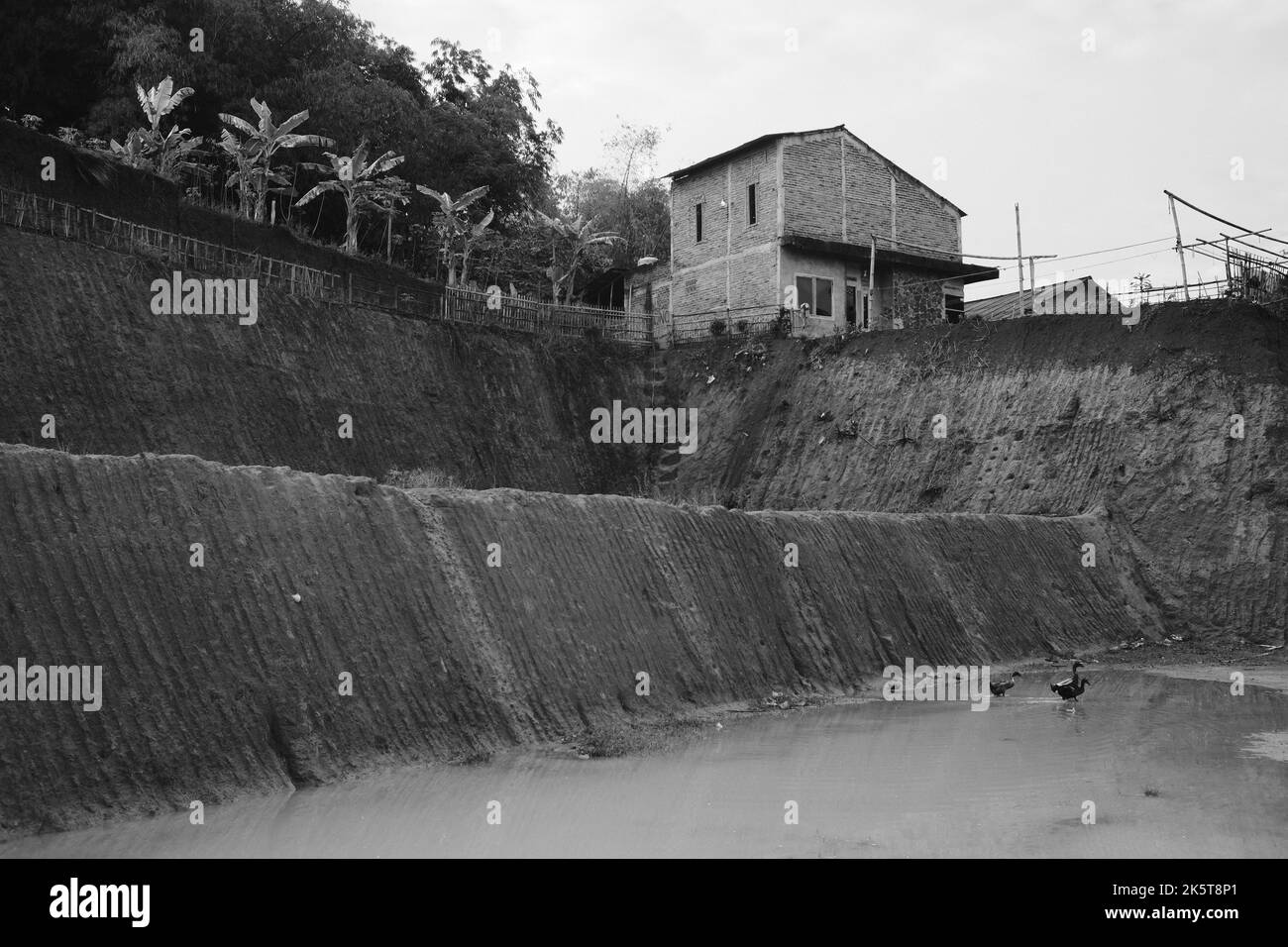 Gradini a terra, foto monocromatica dei gradini a terra sul terreno di costruzione nella zona di Cikancung - Indonesia Foto Stock