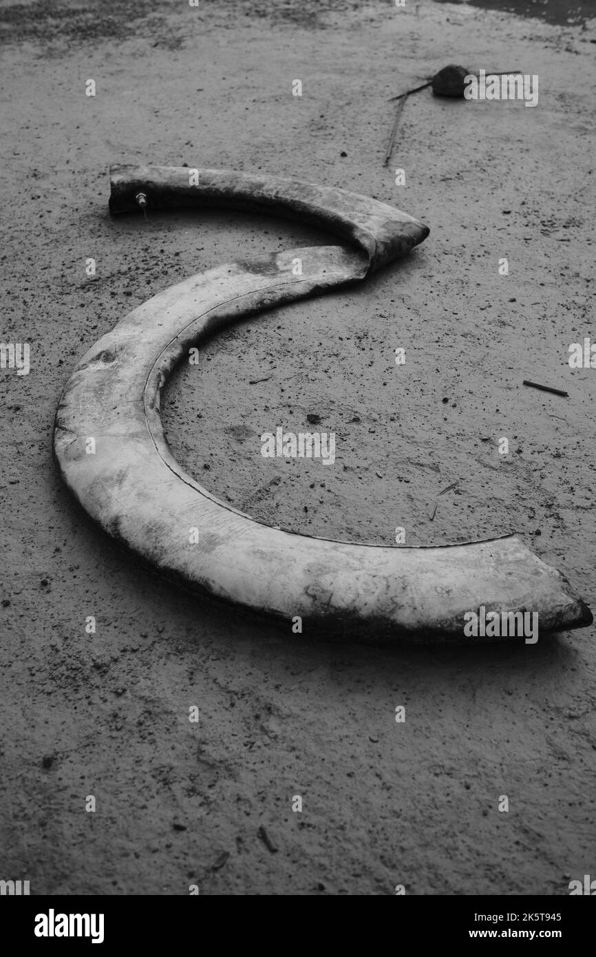 Pneumatici in gomma, foto monocromatica della gomma del tubo interno del motociclo scaricata sul terreno nella zona di Cikancung - Indonesia Foto Stock